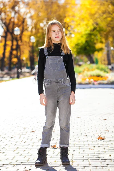 Красивая Девушка Подросток Осеннем Парке — стоковое фото