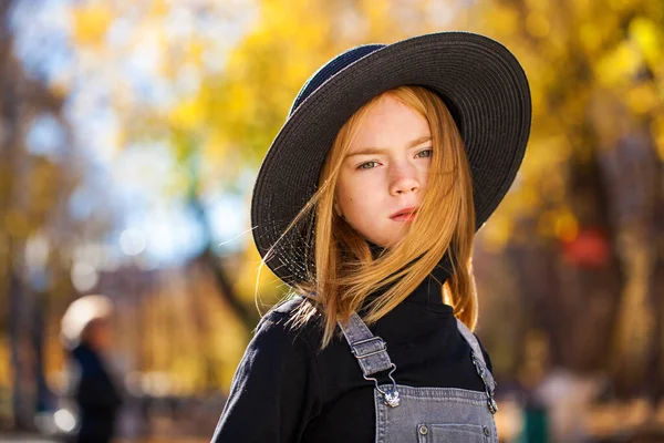 Portrait Red Haired Little Girl Black Hat Walks Autumn Park — Stock Photo, Image