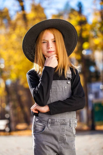 Retrato Una Niña Pelirroja Con Sombrero Negro Pasea Por Parque —  Fotos de Stock