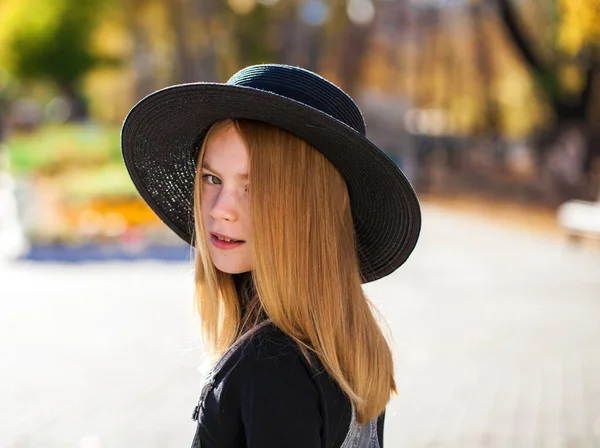 Retrato Uma Menina Ruiva Chapéu Preto Caminha Parque Outono — Fotografia de Stock