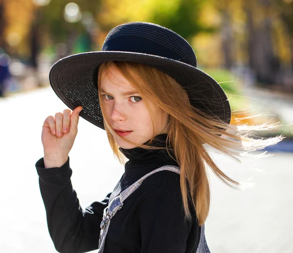 秋天的公园里 一个戴着黑色帽子的红头发小女孩的画像在散步 — 图库照片