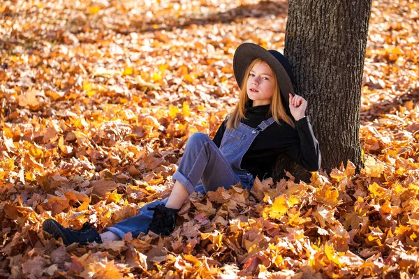 Porträt Eines Rothaarigen Kleinen Mädchens Mit Schwarzem Hut Spaziert Herbstlichen — Stockfoto