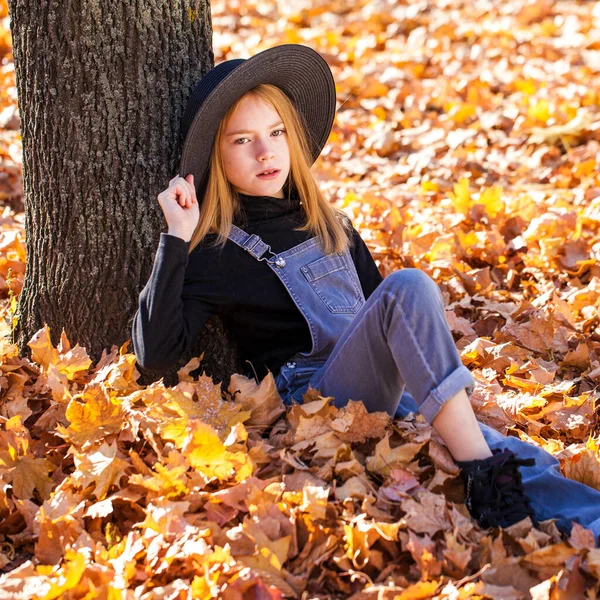 Porträt Eines Rothaarigen Kleinen Mädchens Mit Schwarzem Hut Spaziert Herbstlichen — Stockfoto