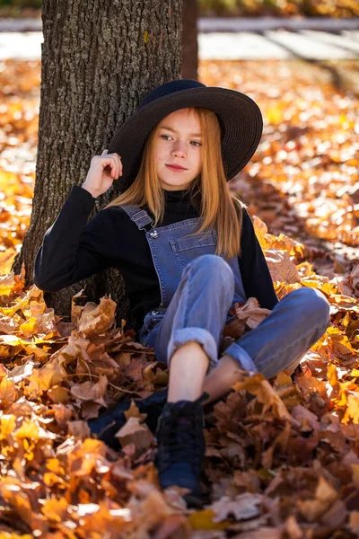 Retrato Una Niña Pelirroja Con Sombrero Negro Pasea Por Parque —  Fotos de Stock