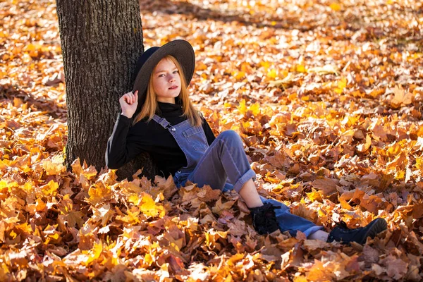 Porträt Eines Rothaarigen Kleinen Mädchens Mit Schwarzem Hut Spaziert Herbstlichen — Stockfoto