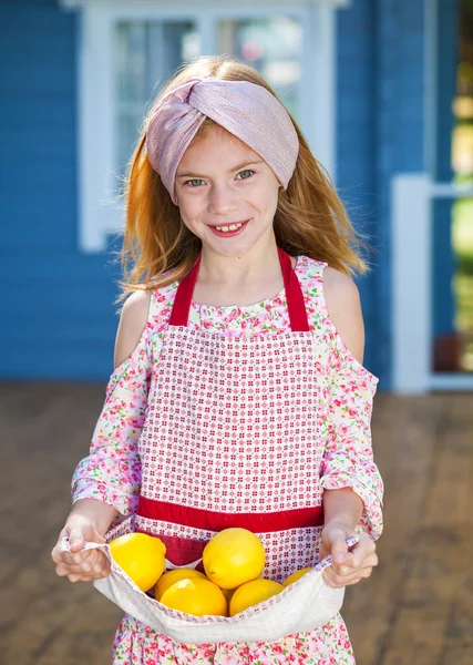 Portrait Young Teenage Girl Lemons — Stock Photo, Image