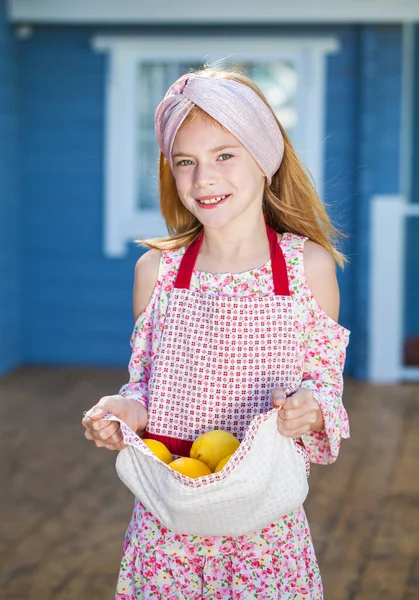 若いです十代の女の子の肖像画とともにレモン — ストック写真