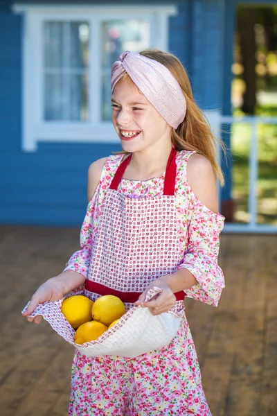 Portrait Young Teenage Girl Lemons — Stock Photo, Image