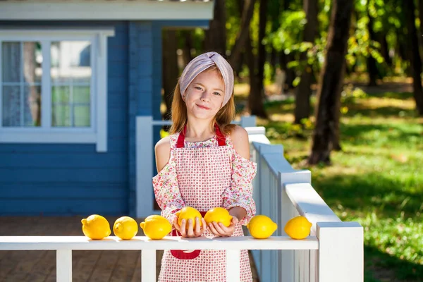 Retrato Una Joven Adolescente Con Limones — Foto de Stock