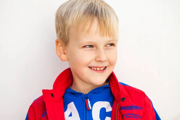 Retrato Niño Pequeño Contra Una Pared Blanca —  Fotos de Stock