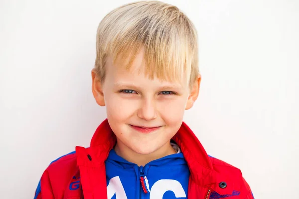 Portret Małego Chłopca Pod Białą Ścianą — Zdjęcie stockowe