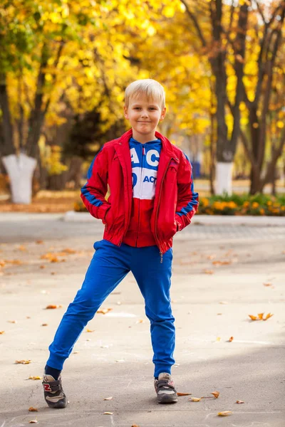 Ritratto Bambino Tuta Rossa Che Posa Sullo Sfondo Parco Autunnale — Foto Stock