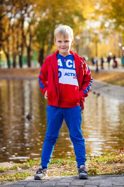 Porträt Eines Kleinen Jungen Roten Trainingsanzug Der Vor Dem Hintergrund — Stockfoto