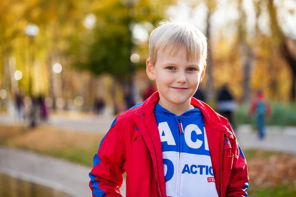 Ritratto Bambino Tuta Rossa Che Posa Sullo Sfondo Parco Autunnale — Foto Stock