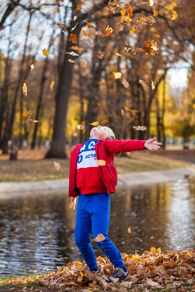 Portret Małego Chłopca Czerwonym Dresie Pozującego Tle Jesiennego Parku — Zdjęcie stockowe