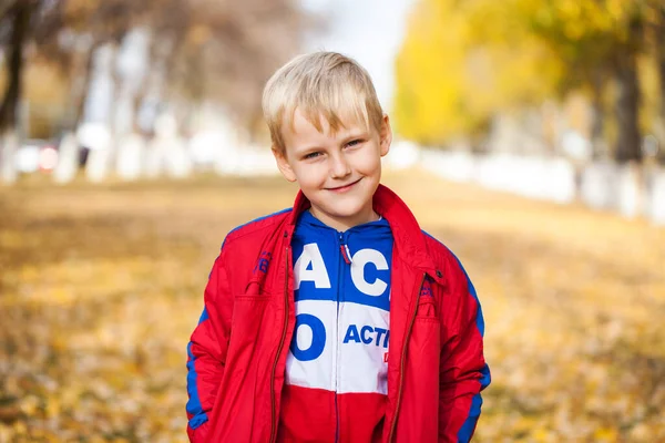 Porträt Eines Kleinen Jungen Roten Trainingsanzug Der Vor Dem Hintergrund — Stockfoto