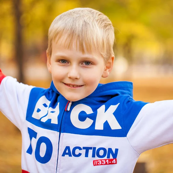 Porträt Eines Kleinen Jungen Roten Trainingsanzug Der Vor Dem Hintergrund — Stockfoto