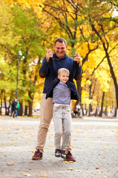 Porträtt Liten Pojke Höstparken — Stockfoto