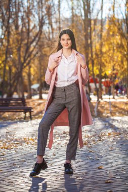 Pembe paltolu esmer kızın vücut portresi. 