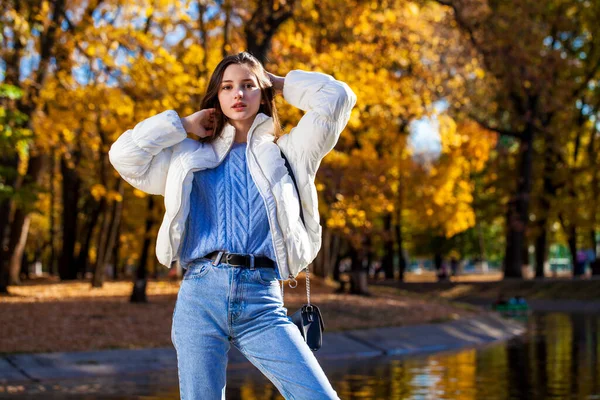 Retrato Cerca Una Joven Suéter Azul Parque Otoño Aire Libre — Foto de Stock