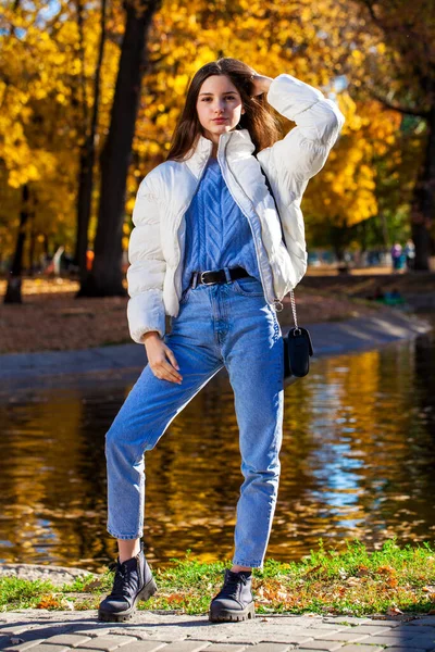 Портрет Молодой Девушки Шерстяном Свитере Синих Джинсах Позирующих Осеннем Парке — стоковое фото
