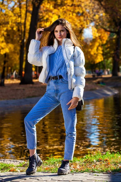 Fullständigt Porträtt Ung Flicka Ylletröja Och Blå Jeans Som Poserar — Stockfoto