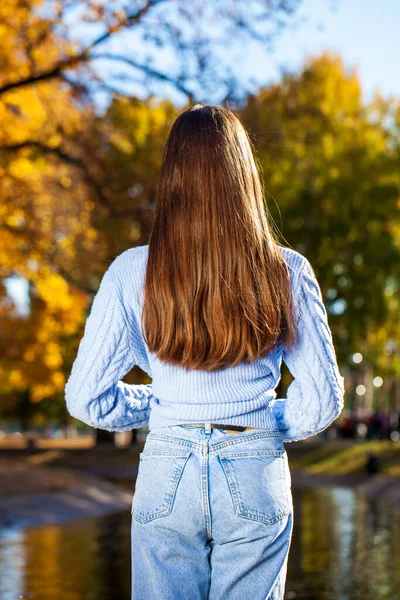 Длинные Красивые Женские Волосы Заднем Плане Фоне Осеннего Парка — стоковое фото