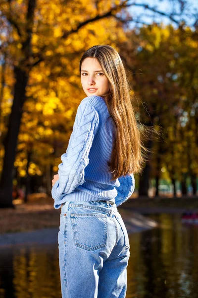 Retrato Cerca Una Joven Suéter Azul Parque Otoño Aire Libre — Foto de Stock