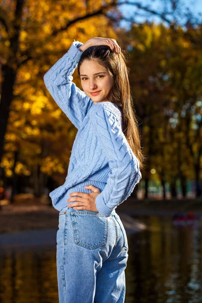 青いセーター 秋の公園の屋外で若い女の子の肖像画を閉じます — ストック写真