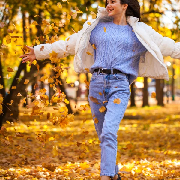 Autunno Caduta Foglia Felice Giovane Ragazza Che Corre Nel Parco — Foto Stock