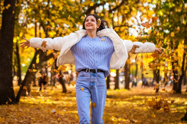 Otoño Caída Hoja Chica Joven Feliz Corriendo Parque — Foto de Stock