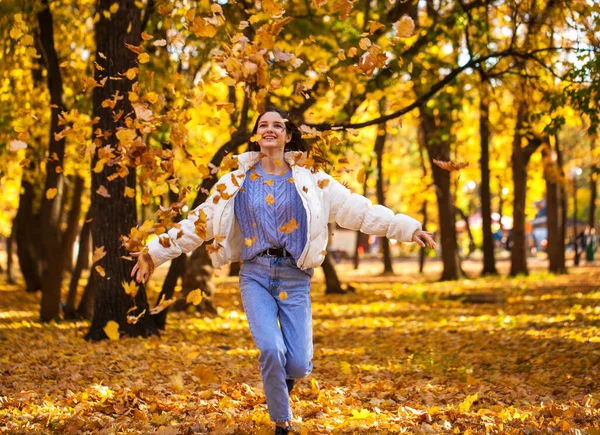 Otoño Caída Hoja Chica Joven Feliz Corriendo Parque — Foto de Stock