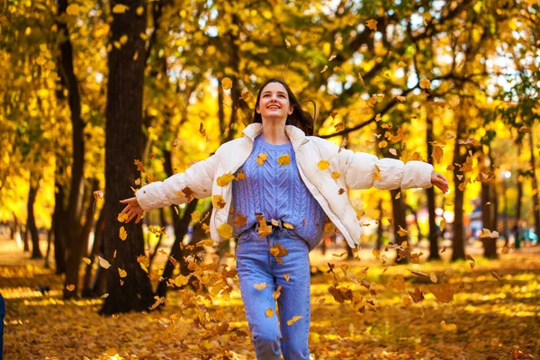 Herbstblätterfall Glückliches Junges Mädchen Läuft Park — Stockfoto