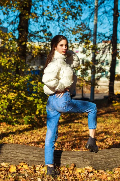 Açık Havada Sonbahar Parkında Kot Pantolon Giymiş Güzel Bir Esmer — Stok fotoğraf