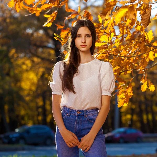 Осенний Портрет Молодой Девушки Дубовых Листьях — стоковое фото