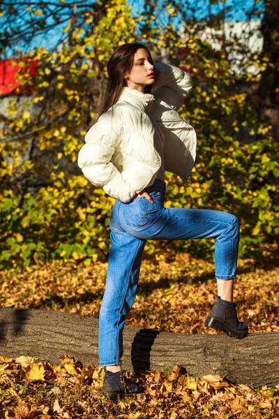 Helkroppsporträtt Ung Vacker Brunett Flicka Blå Jeans Höstpark Utomhus — Stockfoto