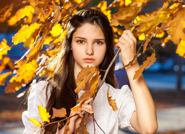 Meşe Yapraklı Genç Bir Kızın Sonbahar Portresi — Stok fotoğraf