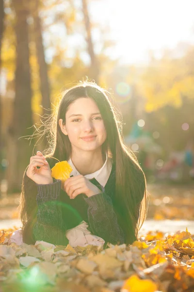 Menina Bonita Nova Suéter Roxo Encontra Folhas Outono Caídas — Fotografia de Stock