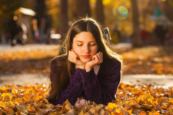 Menina Bonita Nova Suéter Roxo Encontra Folhas Outono Caídas — Fotografia de Stock