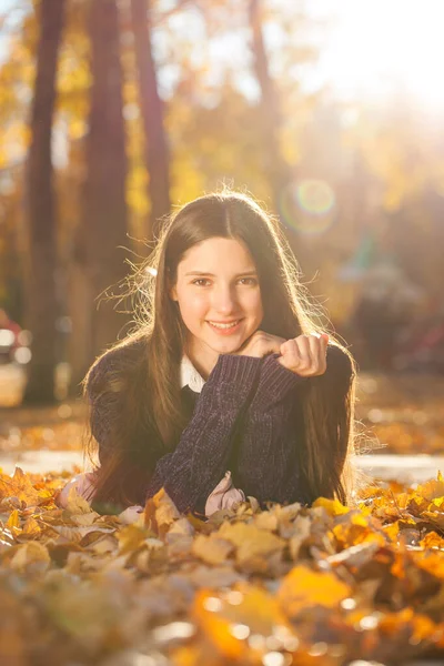 Joven Hermosa Chica Suéter Púrpura Encuentra Las Hojas Caídas Otoño — Foto de Stock