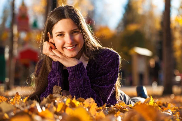 Giovane Bella Ragazza Maglione Viola Trova Sulle Foglie Cadute Autunno — Foto Stock