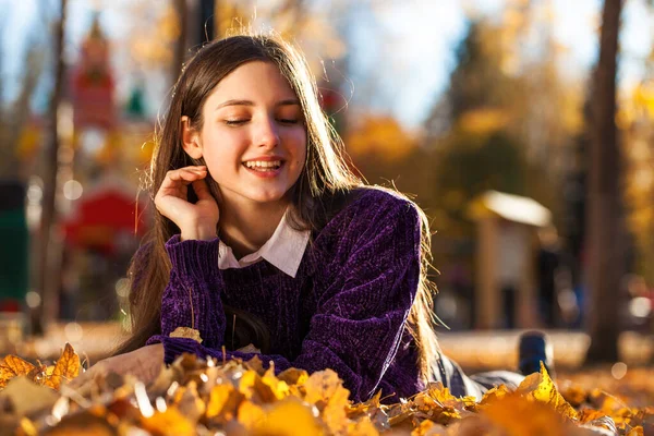 Junges Schönes Mädchen Lila Pullover Liegt Auf Gefallenen Herbstblättern — Stockfoto