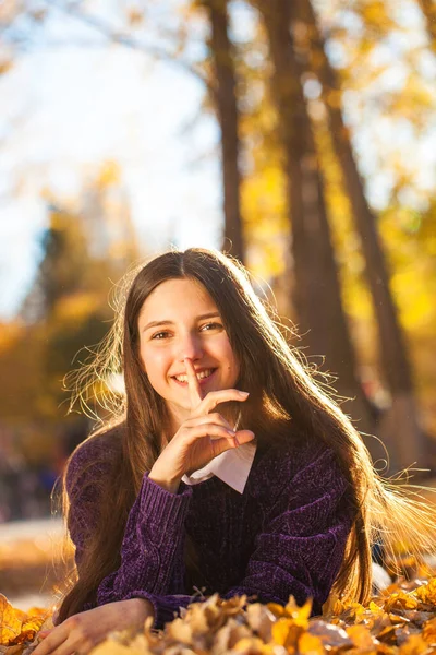 Joven Hermosa Chica Suéter Púrpura Encuentra Las Hojas Caídas Otoño — Foto de Stock