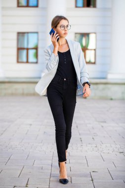 Telefonla arayan güzel bir kızın portresi.