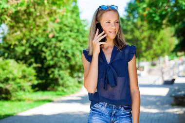 Beyaz bluzlu genç bir asistanın portresi. Sokaktan arıyor.