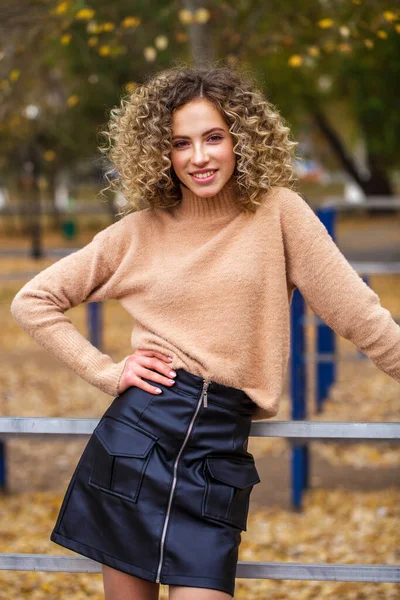 Peinado Pelo Rizado Retrato Una Joven Hermosa Chica Parque Otoño — Foto de Stock