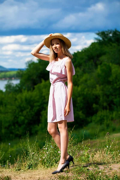 Pełne Ciało Portret Młodej Pięknej Brunetki Beżowej Sukience Letni Park — Zdjęcie stockowe