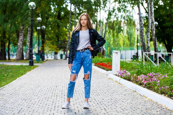 Retrato Completo Uma Jovem Com Uma Camisola Jeans Rasgados Posando — Fotografia de Stock