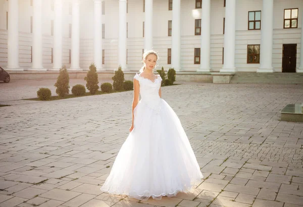 Porträt Eines Jungen Mädchens Weißen Ballkleid Das Vor Dem Hintergrund — Stockfoto