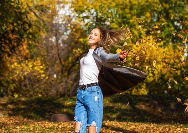 Portrét Mladé Krásné Dívky Stylových Roztrhaných Džínách Pózujících Podzimním Parku — Stock fotografie